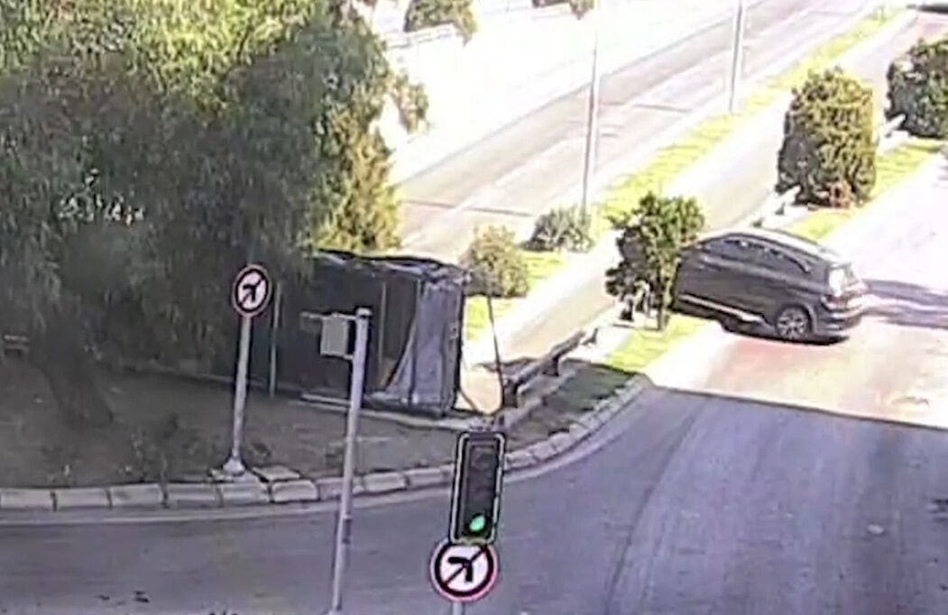 Otomobil alt geçide düştü! 3 kişi hayatını kaybetti Otomobil alt geçide düştü! 3 kişi hayatını kaybetti - 1. Resim