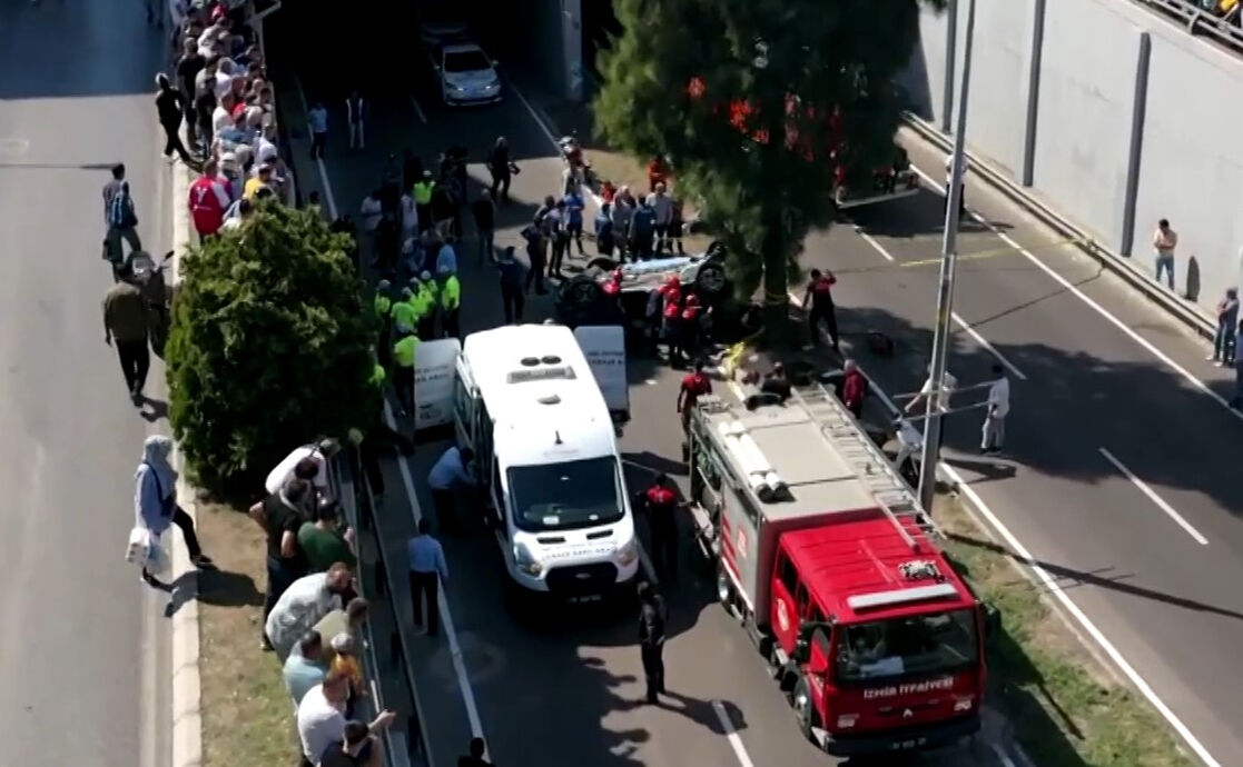 Otomobil alt geçide düştü! 3 kişi hayatını kaybetti Otomobil alt geçide düştü! 3 kişi hayatını kaybetti - 2. Resim