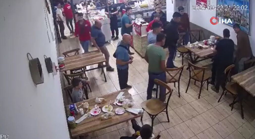 Tantunicide korku dolu anlar! Nefes borusuna yemek kaçan adamı garson kurtardı Tantunicide korku dolu anlar! Nefes borusuna yemek kaçan adamı garson kurtardı - 1. Resim