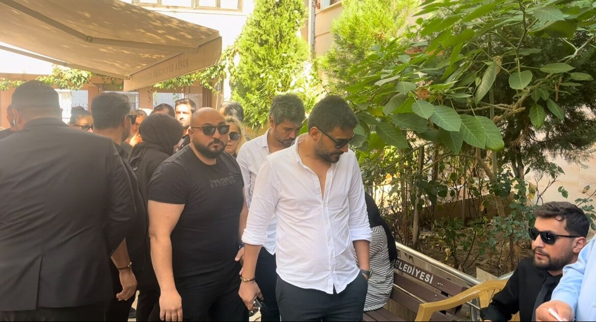 Ünlü fenomen Kübra Aykut son yolculuğuna uğurlandı! Cenazeye çok sayıda fenomen katıldı Ünlü fenomen Kübra Aykut son yolculuğuna uğurlandı! - 2. Resim