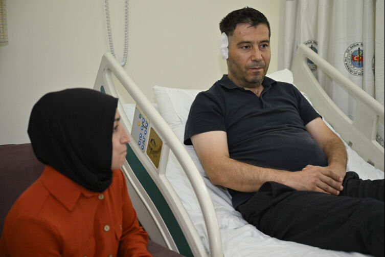 20 yıl önce kaybettiği duyma yetisine kafasına takılan implantla yeniden kavuştu - 1. Resim