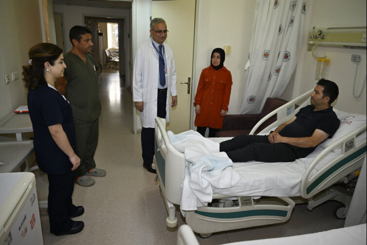 20 yıl önce kaybettiği duyma yetisine kafasına takılan implantla yeniden kavuştu - 2. Resim