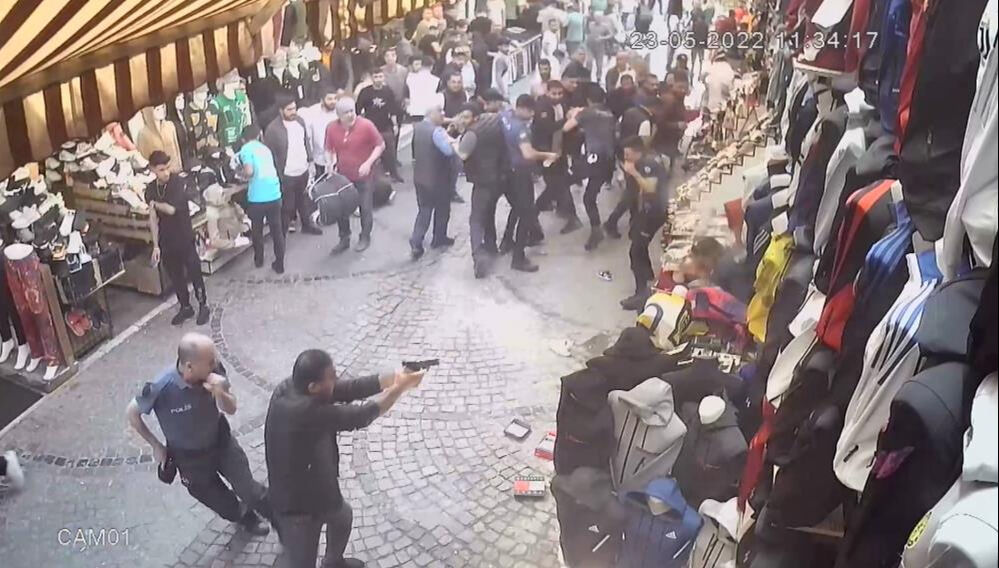 Beyazıt'ta 2 yıl önce yaşanan silahlı çatışmanın yeni görüntüleri ortaya çıktı! Azerbaycanlı oyuncu Kamran Dadashzade ölmüştü - 1. Resim