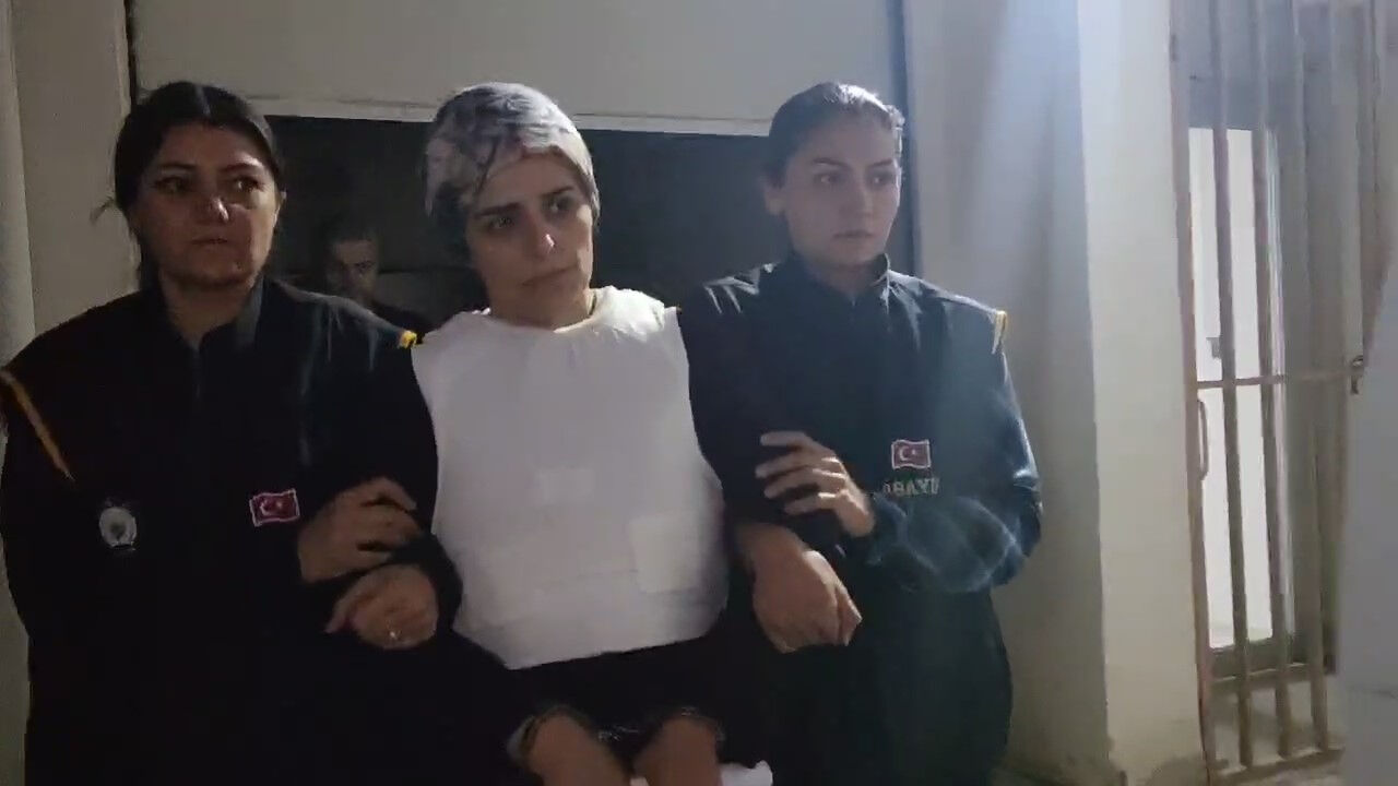 Şerafettin Sezer'i şarj kablosuyla boğmuşlar! 'Yasak aşk' cinayetinde mahkemeden flaş karar Eşi Şerafettin Sezer'i şarj kablosuyla boğdular! 'Yasak aşk' ikilisi hakkında mahkemeden flaş karar - 2. Resim