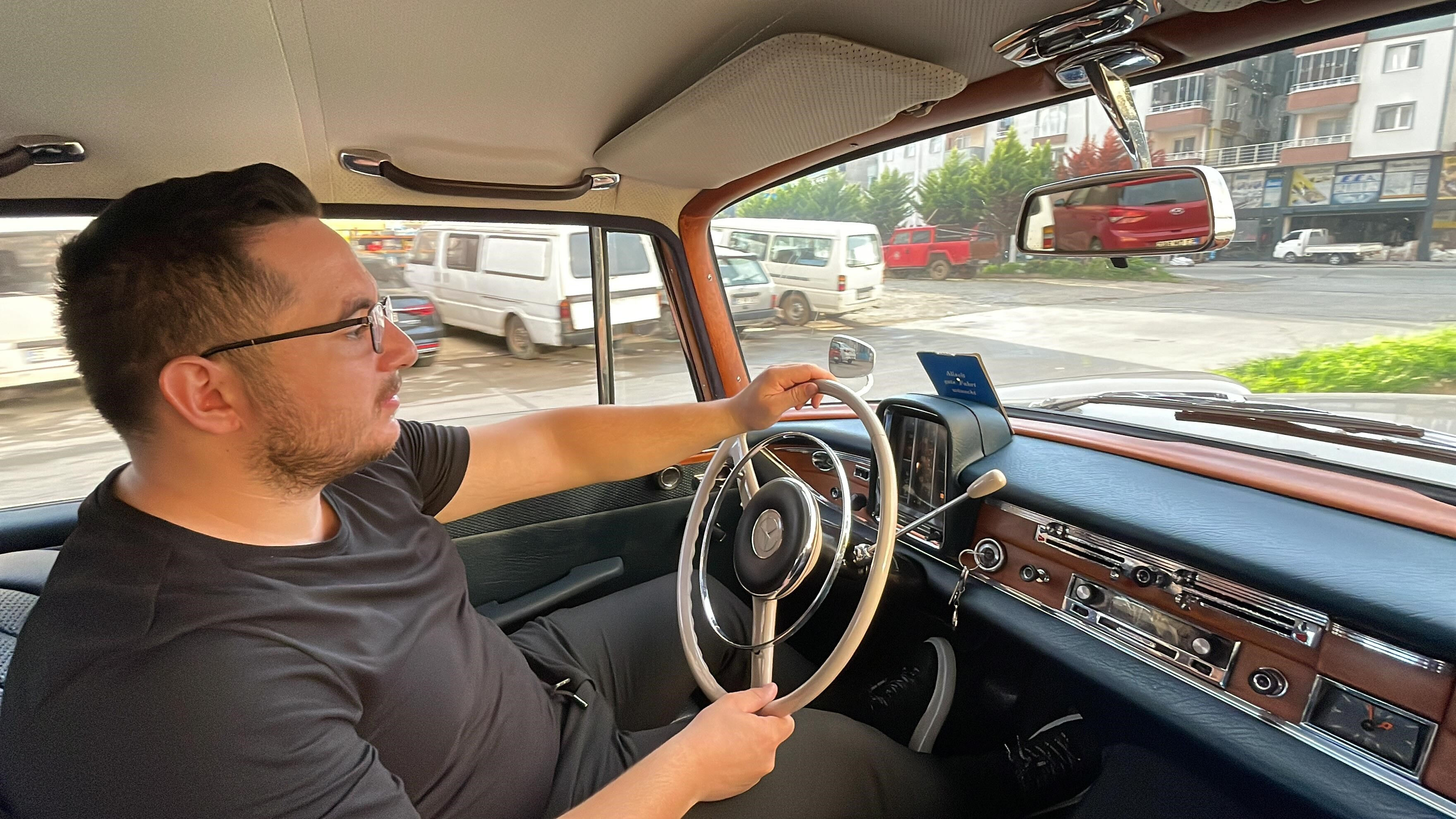 Görenler hayran kalıyor! Kendisinden 40 yaş büyük Mercedes'ine gözü gibi bakıyor - 2. Resim