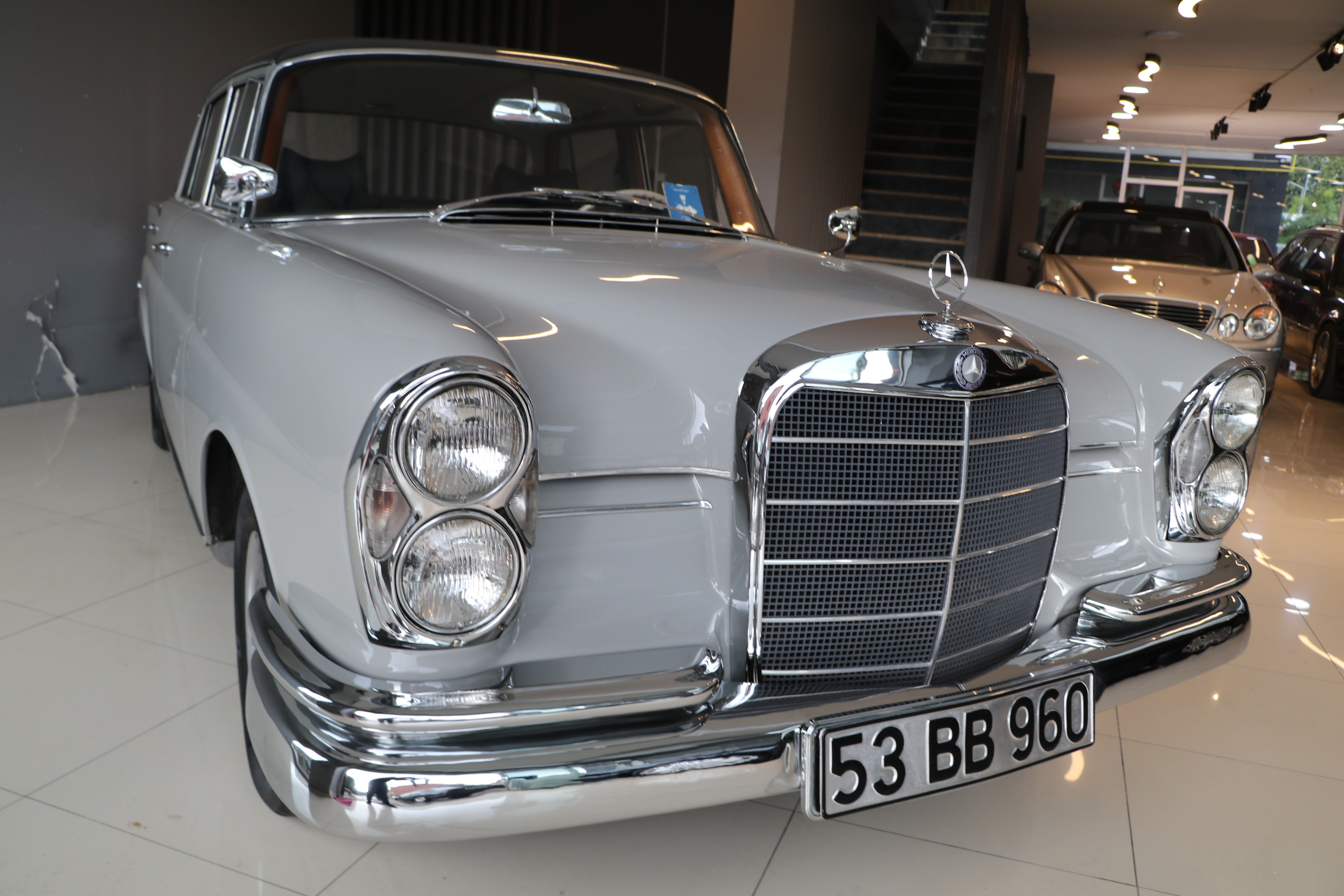 Görenler hayran kalıyor! Kendisinden 40 yaş büyük Mercedes'ine gözü gibi bakıyor - 1. Resim