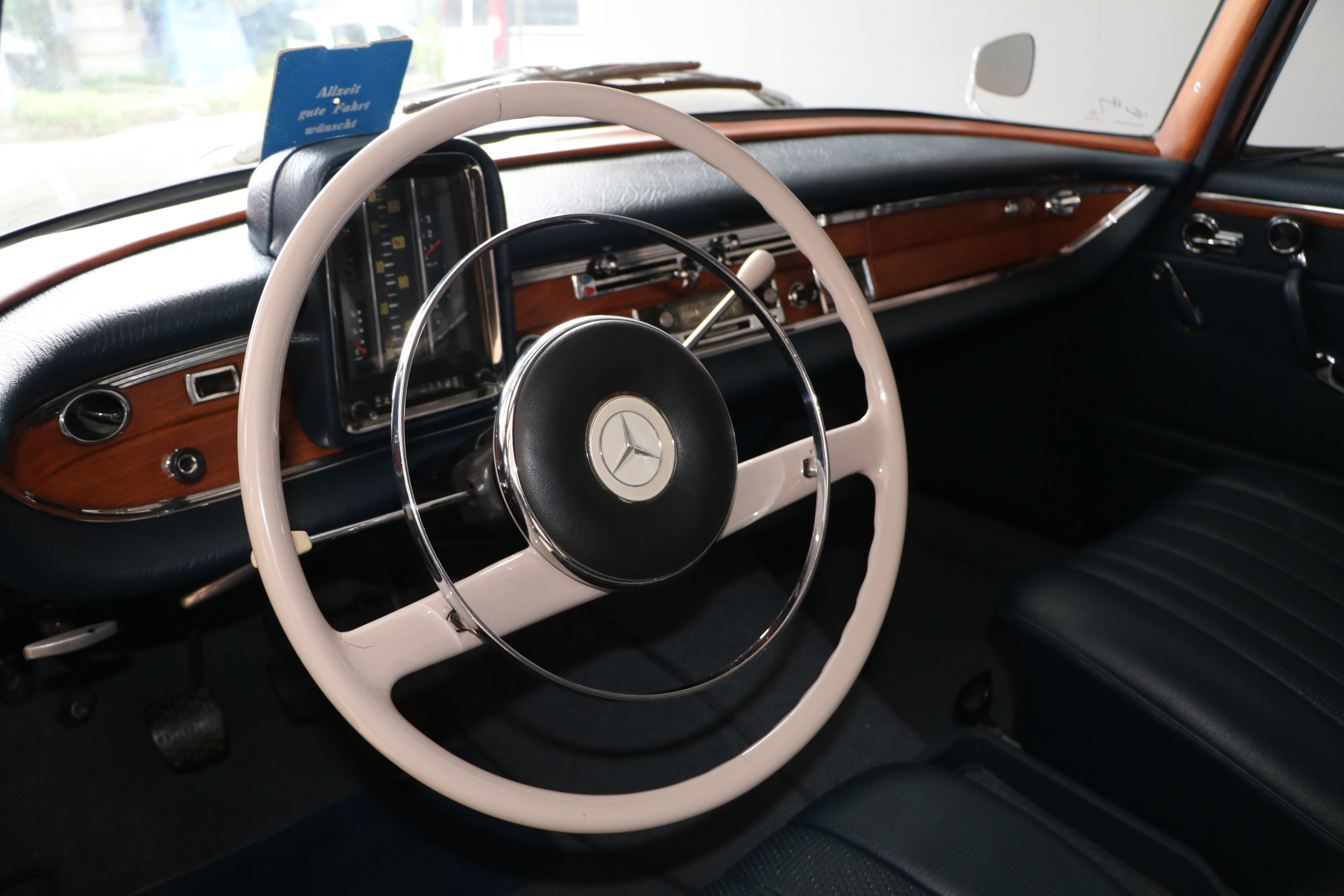 Görenler hayran kalıyor! Kendisinden 40 yaş büyük Mercedes'ine gözü gibi bakıyor - 3. Resim