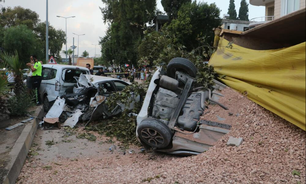Hatay'da freni patlayan hafriyat kamyonu araçları kağıt gibi ezdi - 4. Resim
