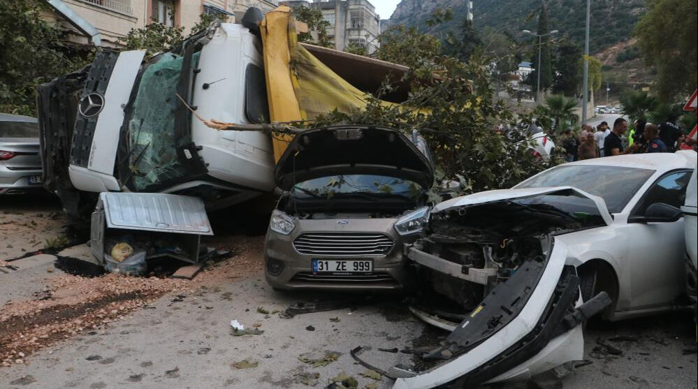 Hatay'da freni patlayan hafriyat kamyonu araçları kağıt gibi ezdi - 3. Resim