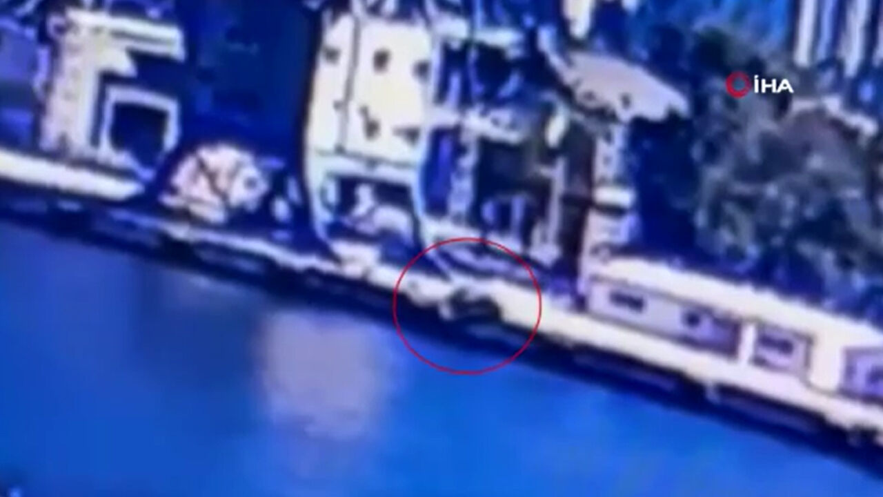 İzmir'deki korkunç kaza kamerada! Otomobil denize düştü, mühendis canından oldu İzmir'deki korkunç kaza kamerada! Otomobil denize düştü, mühendis canından oldu - 3. Resim