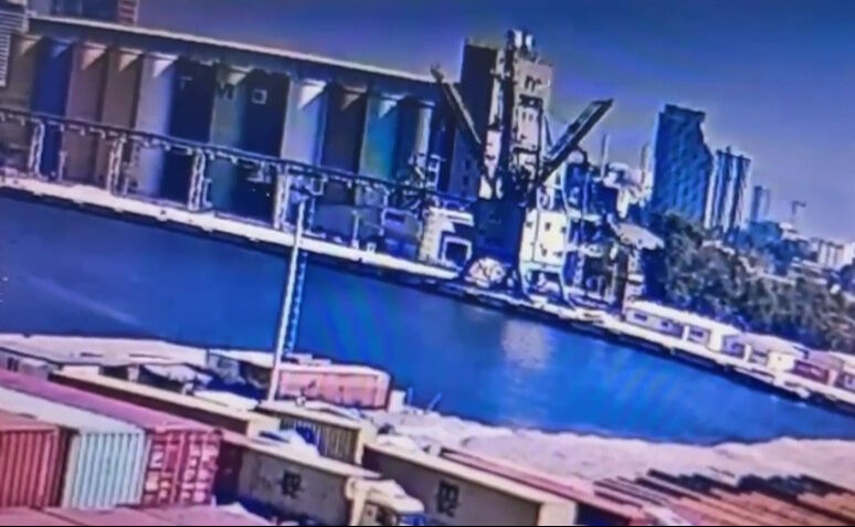 İzmir'deki korkunç kaza kamerada! Otomobil denize düştü, mühendis canından oldu İzmir'deki korkunç kaza kamerada! Otomobil denize düştü, mühendis canından oldu - 1. Resim