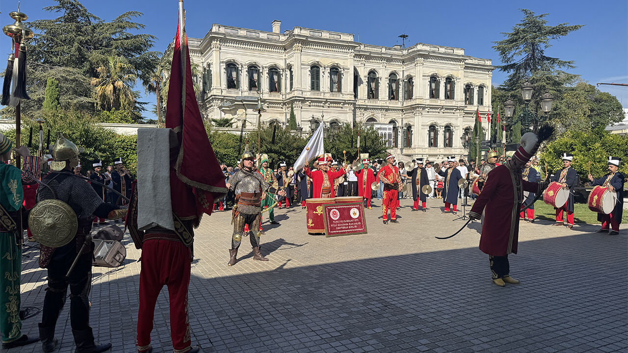 Mehteran Yıldız Sarayı'nda! Tarihi binada Osmanlı marşları yankılandı Mehteran Yıldız Sarayı'nda! Tarihi binada Osmanlı marşları yankılandı - 1. Resim