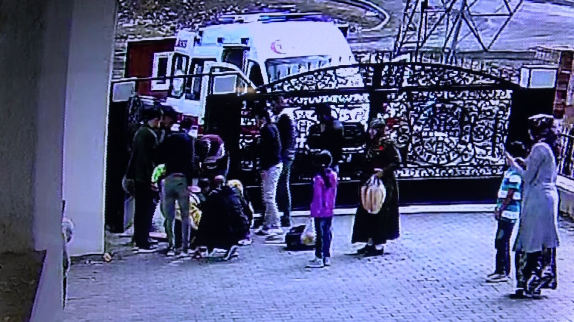 Minik Emre'ye çarptı, kucaklayıp evin önüne bıraktı! Erzurum'da şoke eden kaza görüntüsü - 3. Resim