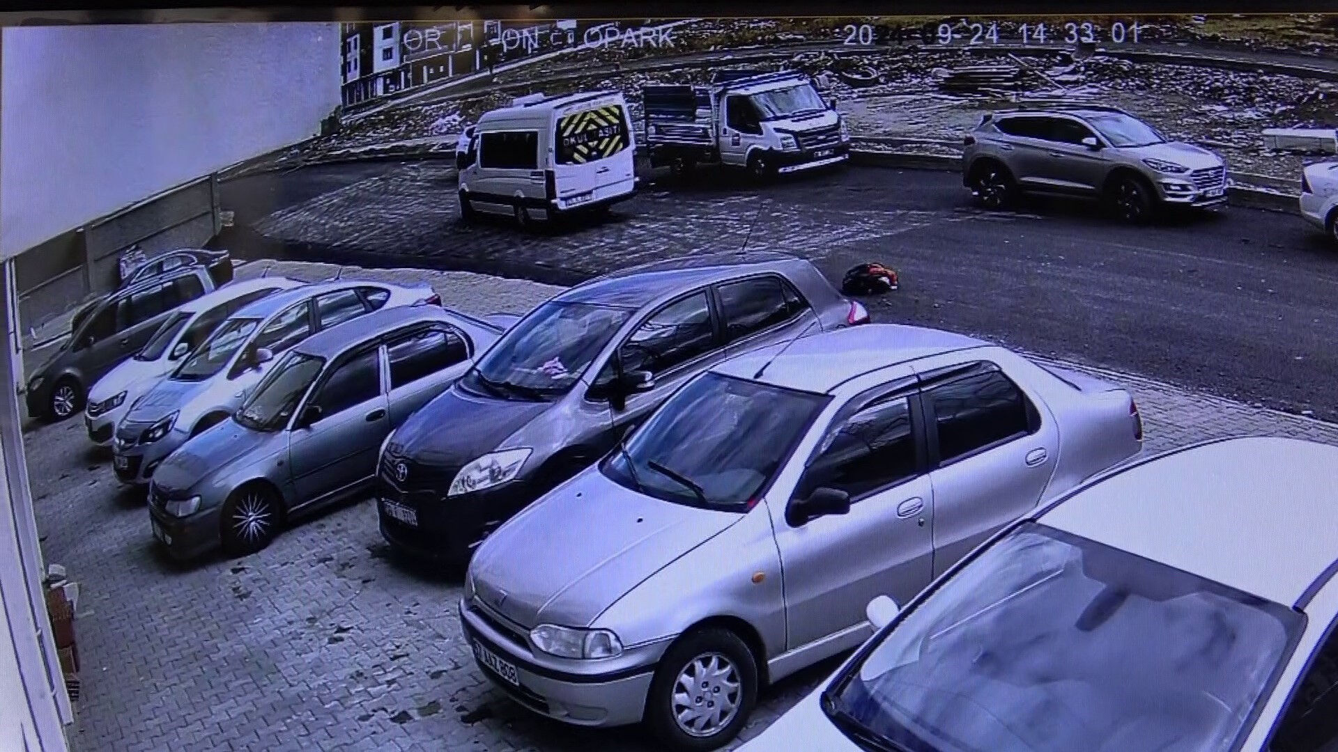 Minik Emre'ye çarptı, kucaklayıp evin önüne bıraktı! Erzurum'da şoke eden kaza görüntüsü - 5. Resim