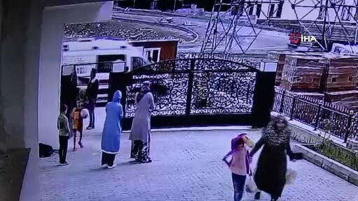 Minik Emre'ye çarptı, kucaklayıp evin önüne bıraktı! Erzurum'da şoke eden kaza görüntüsü - 1. Resim