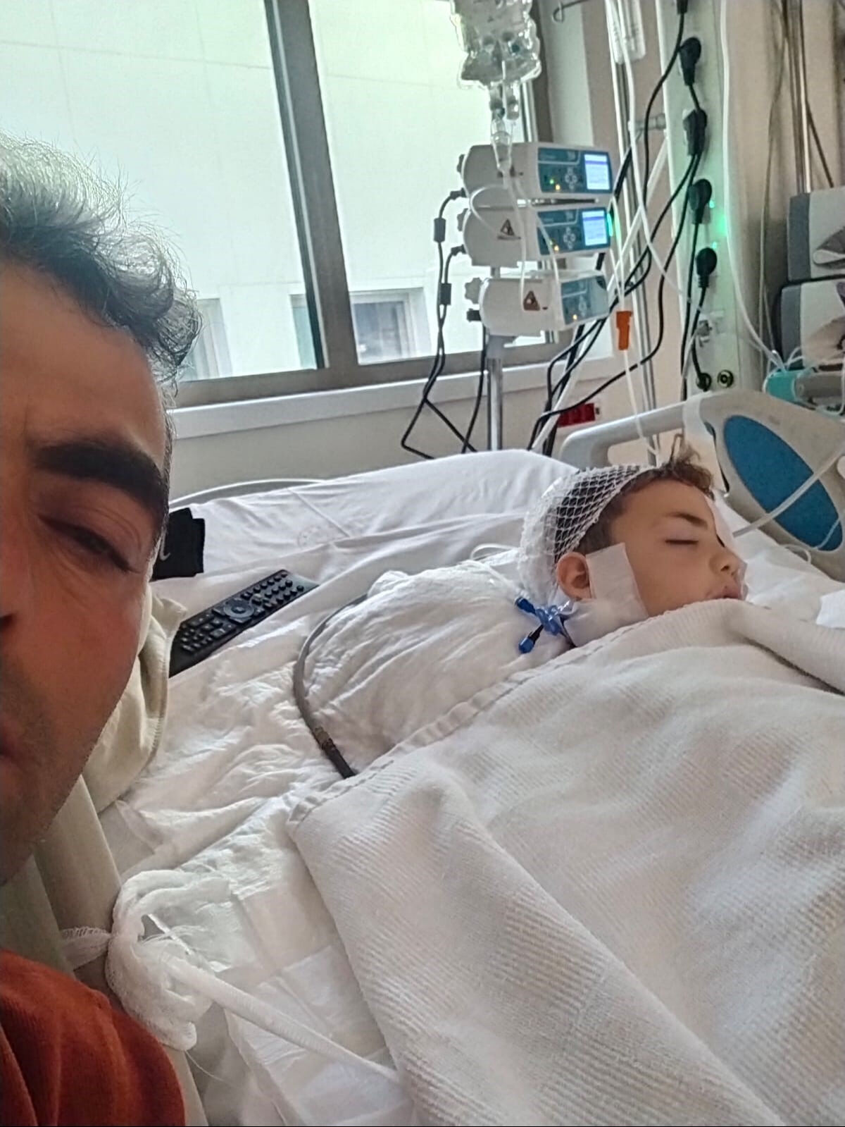 Minik Emre'ye çarptı, kucaklayıp evin önüne bıraktı! Erzurum'da şoke eden kaza görüntüsü - 4. Resim