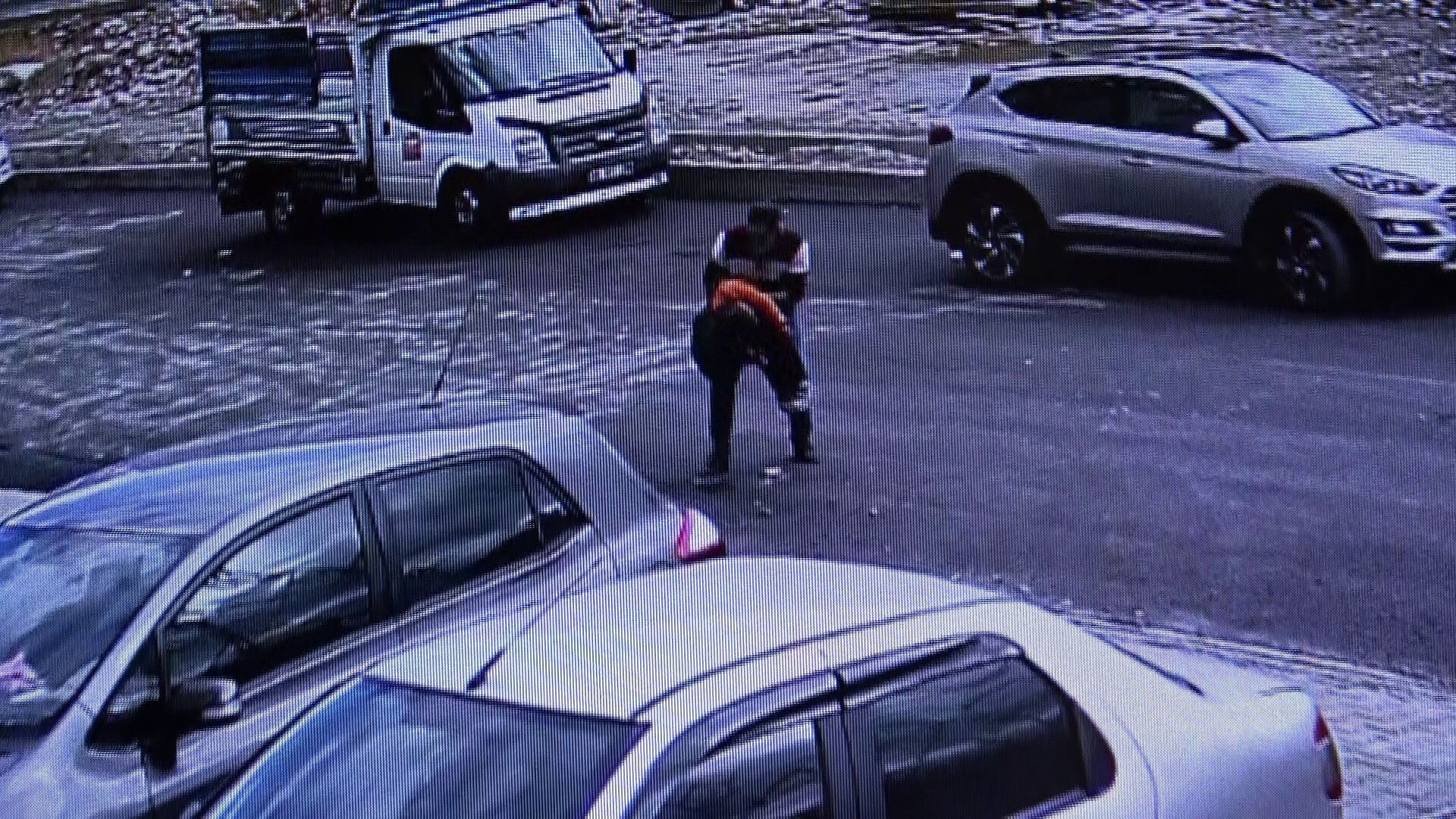 Minik Emre'ye çarptı, kucaklayıp evin önüne bıraktı! Erzurum'da şoke eden kaza görüntüsü - 2. Resim