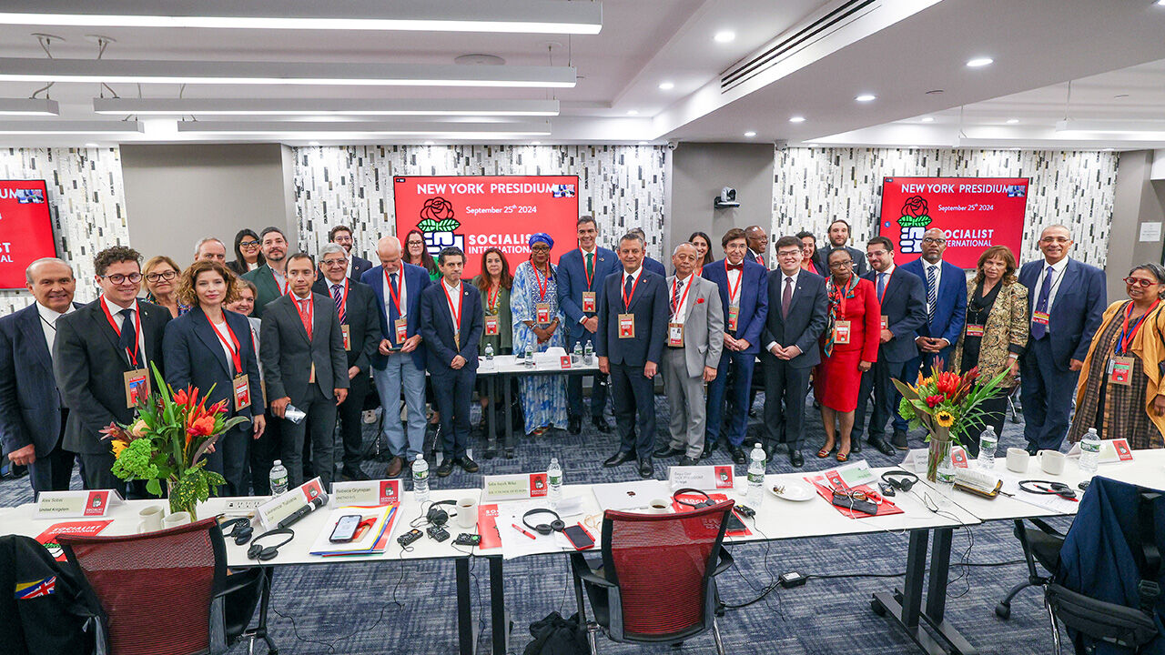 Özgür Özel, Rum temsilcinin sözünü duyar duymaz salonu terk etti: Sessiz kalamadım Özgür Özel, Rum temsilcinin sözünü duyar duymaz salonu terk etti: Sessiz kalamadım - 2. Resim