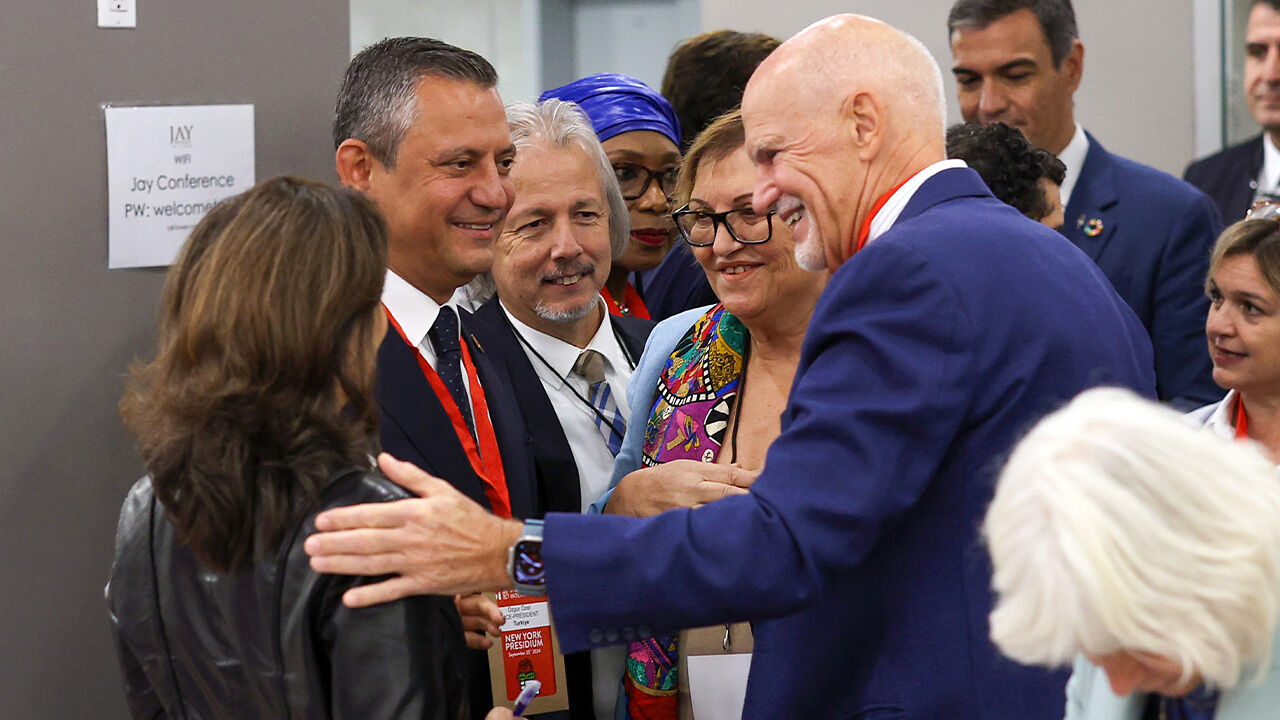 Özgür Özel, Rum temsilcinin sözünü duyar duymaz salonu terk etti: Sessiz kalamadım Özgür Özel, Rum temsilcinin sözünü duyar duymaz salonu terk etti: Sessiz kalamadım - 1. Resim