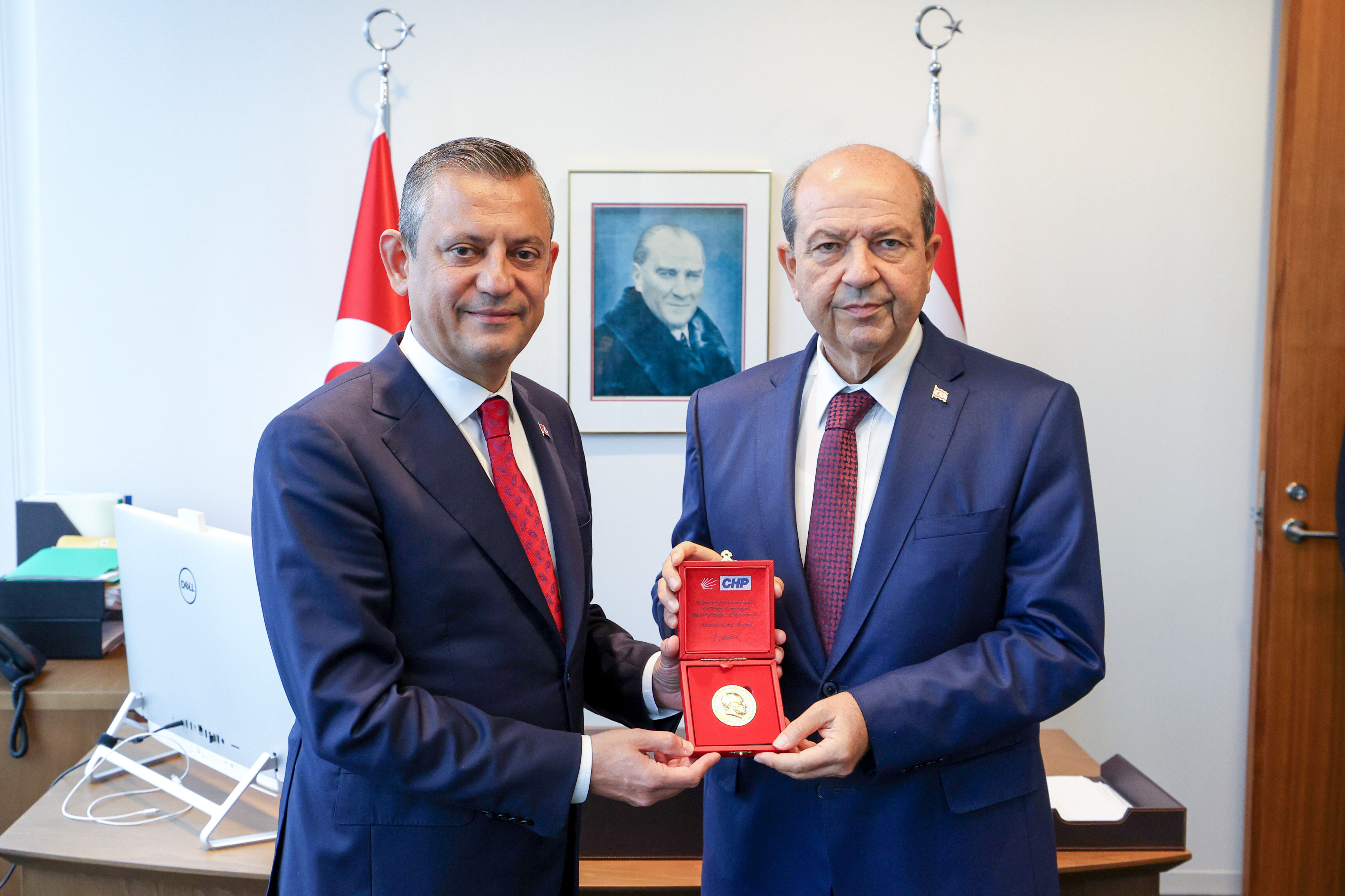 Özgür Özel Türkevi'nden ABD'yi hedef aldı: Ayşenur'a sahip çıkmadılar Özgür Özel'den Türkevi'nde sürpriz görüşme: Hepimiz için gurur kaynağı - 3. Resim