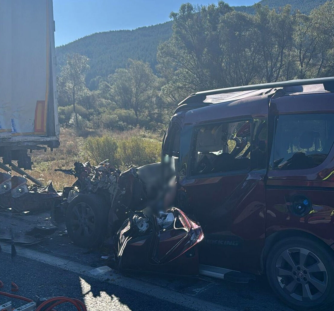 Park halindeki tıra ok gibi saplandı! Ölü ve yaralılar var - 2. Resim