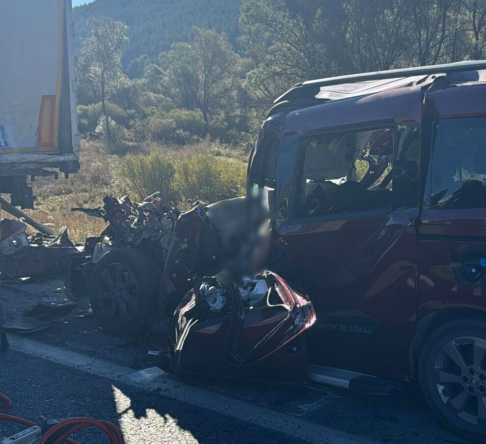 Park halindeki tıra ok gibi saplandı! Ölü ve yaralılar var - 1. Resim