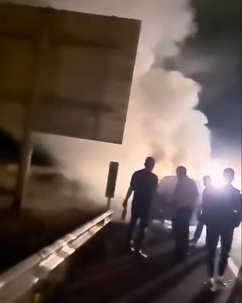 Seyir halindeki araç bir anda alev topuna döndü! Sürücü atlayarak kurtuldu - 1. Resim