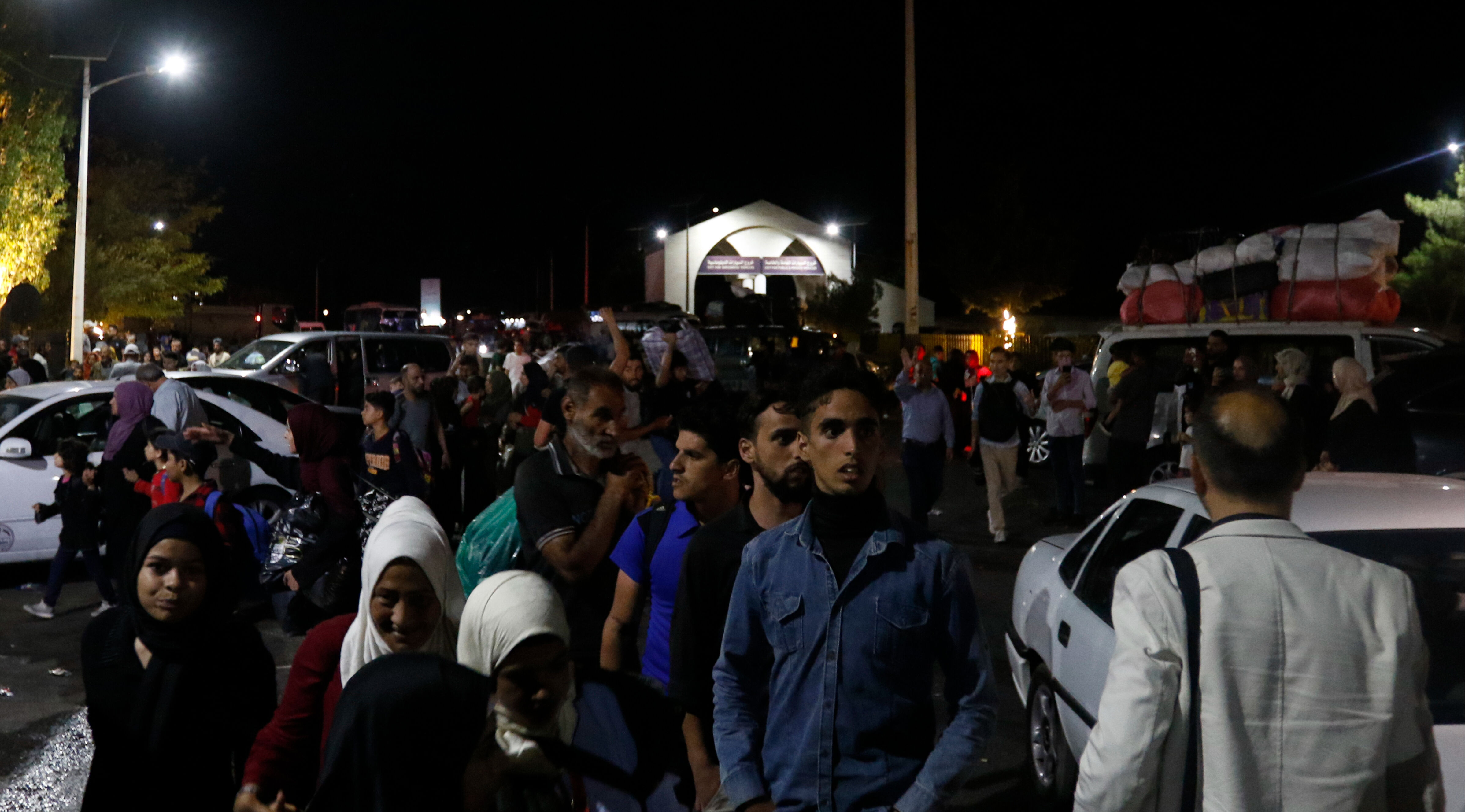 Tarih tersine döndü! Lübnan'dan Suriye'ye göç başladı, sınıra akın ettiler - 1. Resim