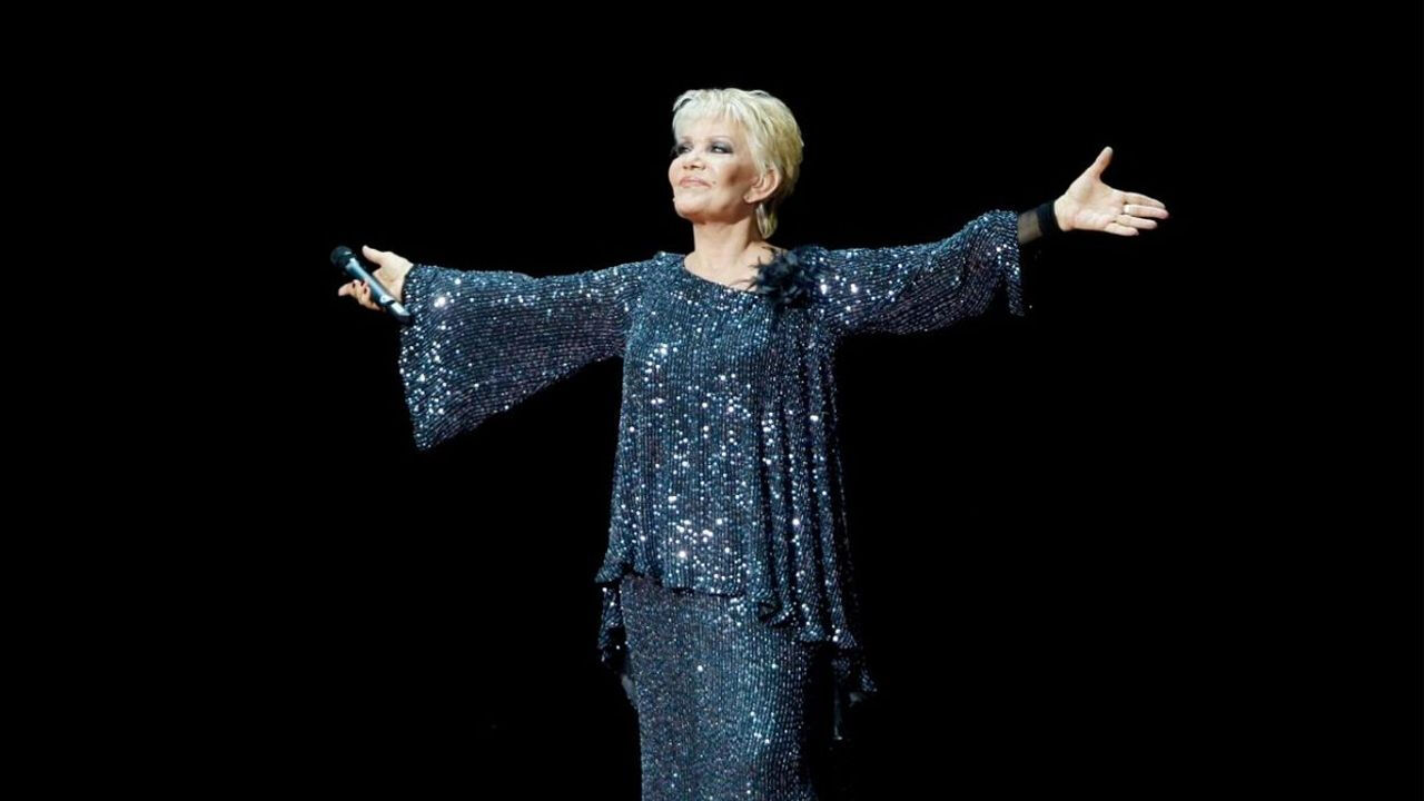 Ünlü şarkıcı Marinella sahnede aniden felç geçirdi! Durumu kritik Ünlü şarkıcı Marinella sahnede aniden felç geçirdi! Durumu kritik - 1. Resim