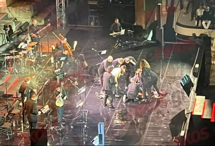 Ünlü şarkıcı Marinella sahnede aniden felç geçirdi! Durumu kritik Ünlü şarkıcı Marinella sahnede aniden felç geçirdi! Durumu kritik - 2. Resim
