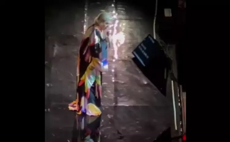 Ünlü şarkıcı Marinella sahnede aniden felç geçirdi! Durumu kritik Ünlü şarkıcı Marinella sahnede aniden felç geçirdi! Durumu kritik - 3. Resim