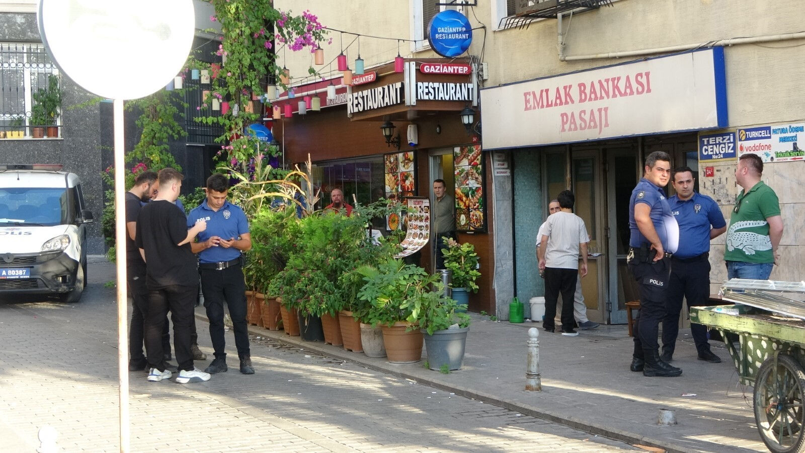 İstanbul'da silahlı saldırı! 10 kişilik grup iş yerini taradı, yaralı var - 1. Resim