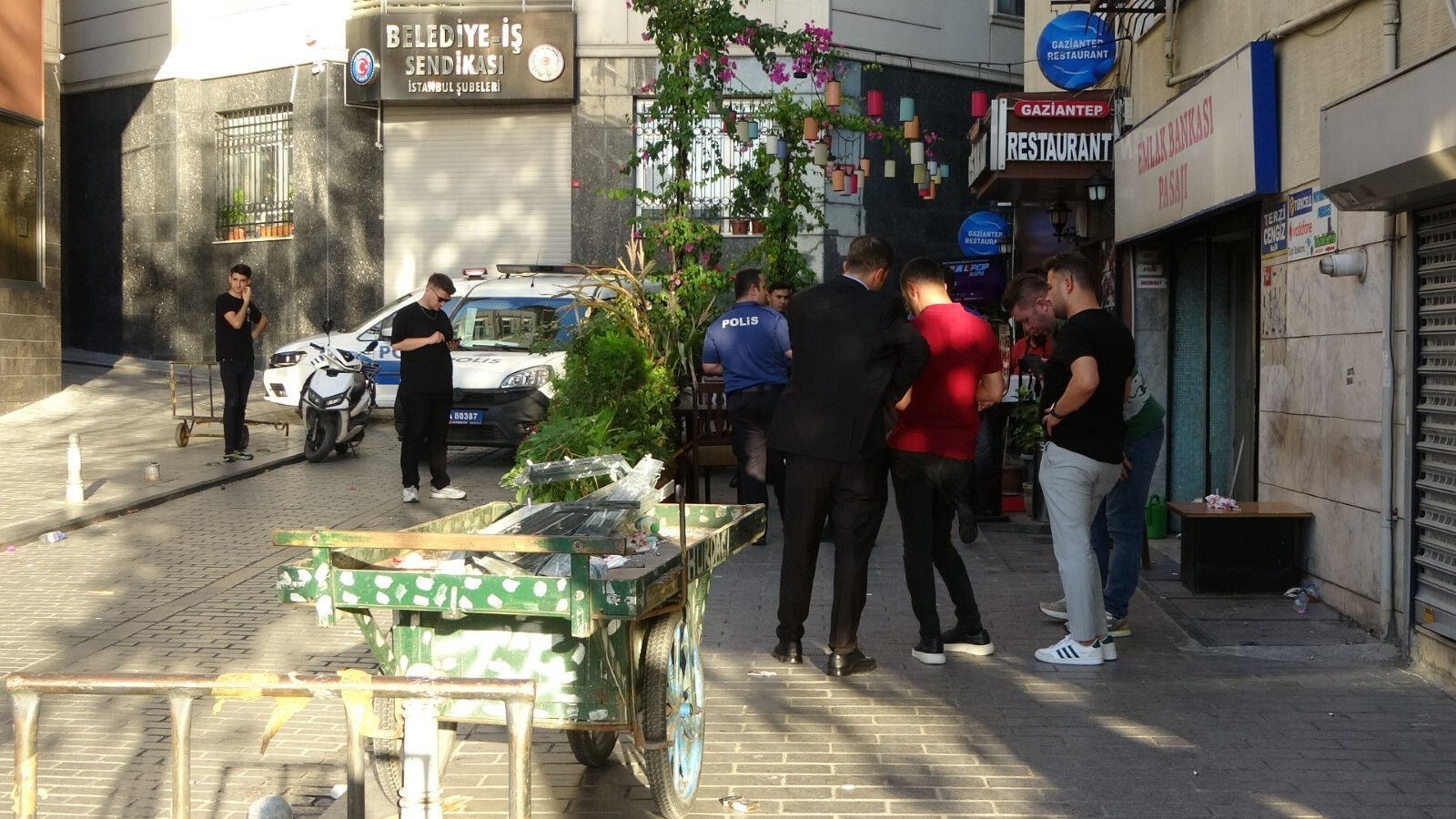 İstanbul'da silahlı saldırı! 10 kişilik grup iş yerini taradı, yaralı var - 2. Resim