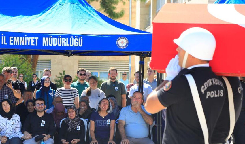Kalp krizi ge&ccedil;iren polis memuru Mehmet Yaramış&rsquo;a veda! Annesinin s&ouml;zleri y&uuml;rek burktu - 2. Resim