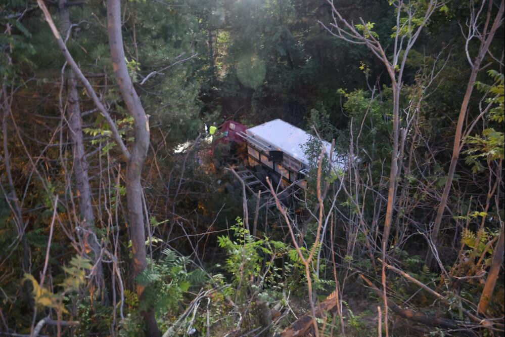 Şarampole uçan kamyonun sürücüsü hayatını kaybetti Şarampole uçan kamyonun sürücüsü hayatını kaybetti - 1. Resim