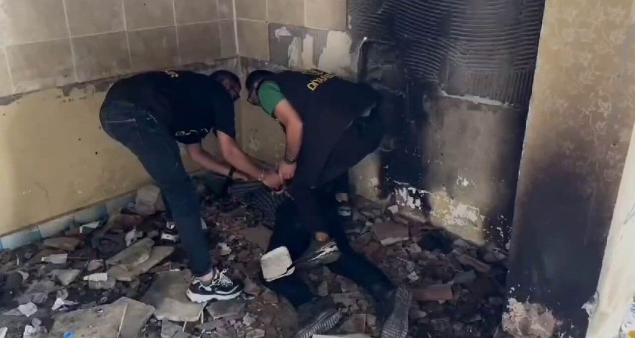 Suç makinesine film gibi operasyon! Yakalanmamak için merdiven boşluğundan atladı - 1. Resim