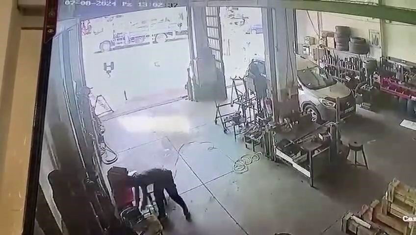 Suç makinesine film gibi operasyon! Yakalanmamak için merdiven boşluğundan atladı - 2. Resim