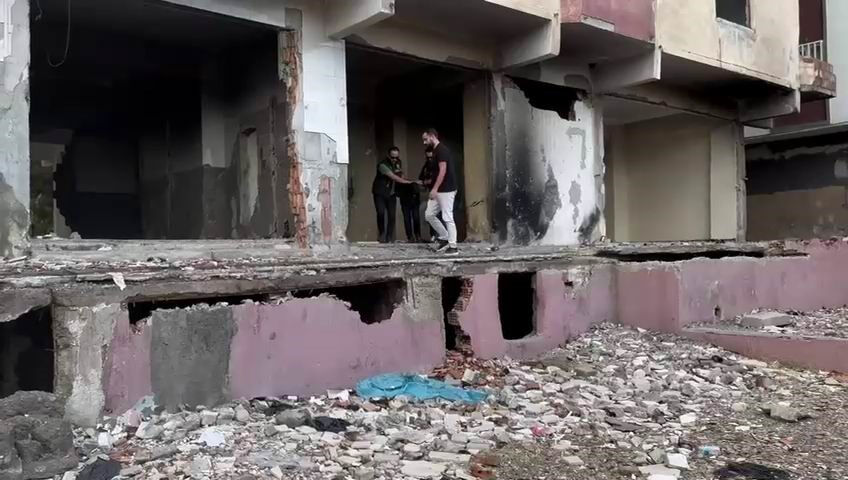 Suç makinesine film gibi operasyon! Yakalanmamak için merdiven boşluğundan atladı - 3. Resim