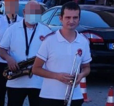 Tartıştığı adamı 20 bıçak darbesiyle öldürdü! Olay yerinde dönünce yakayı ele verdi Bandonun trompetçisini 20 bıçak darbesiyle öldürdü, polislerin çalışmasını izlerken yakalandı - 1. Resim