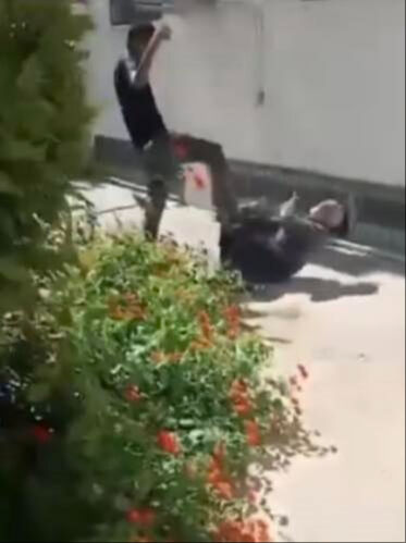 Bu nasıl vicdansızlık? 75 yaşındaki adamı tekme tokat dövdü! - 1. Resim