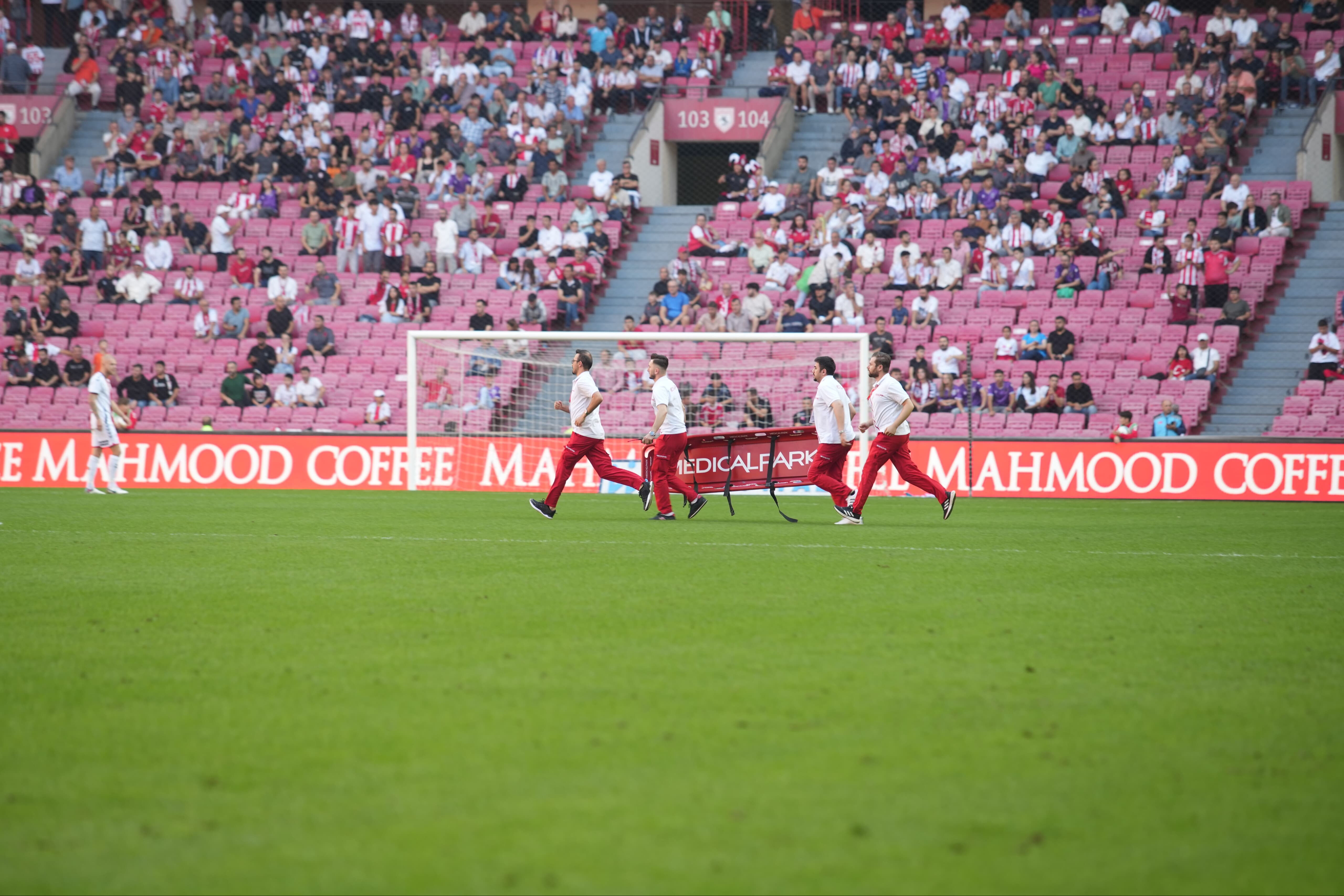 Her şey bir anda oldu, sahaya akın ettiler! Ünlü futbolcu hastaneye kaldırıldı - 2. Resim