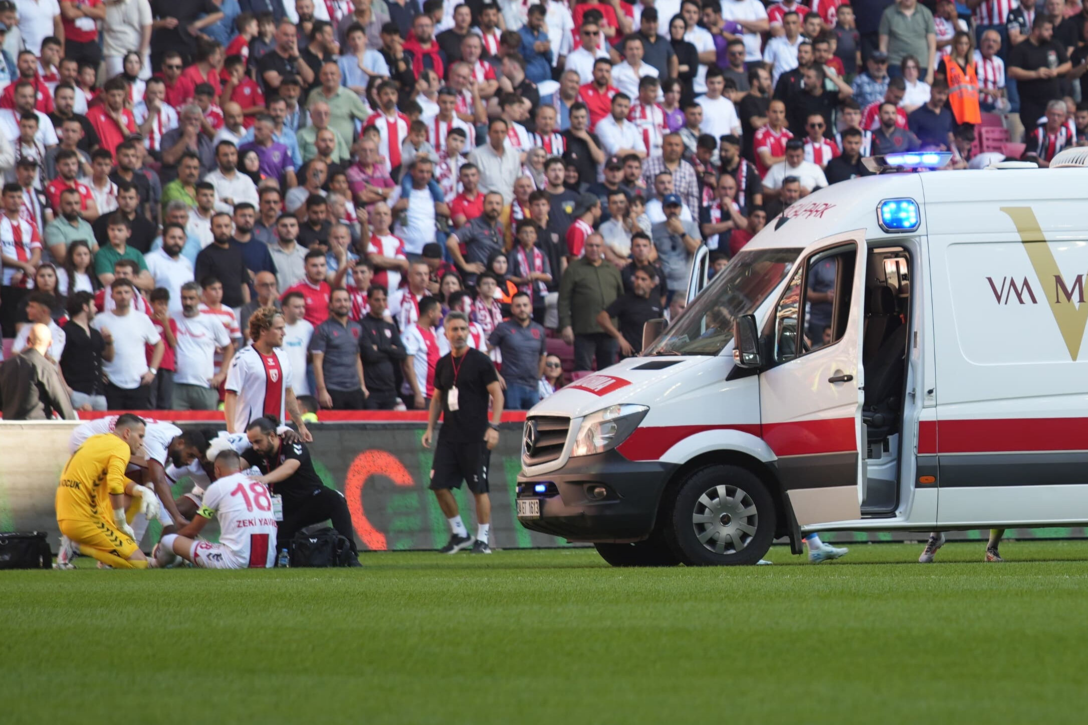 Her şey bir anda oldu, sahaya akın ettiler! Ünlü futbolcu hastaneye kaldırıldı - 3. Resim