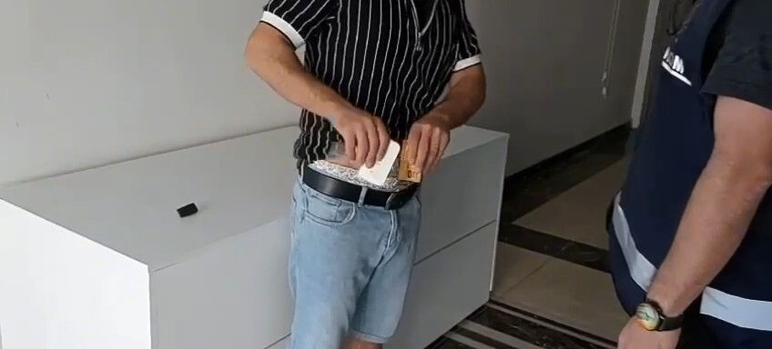 Kopya düzeneği ile ehliyet sınavına giren 3 kişi suç üstü yakalandı Kopya düzeneği ile ehliyet sınavına giren 3 kişi suç üstü yakalandı - 1. Resim