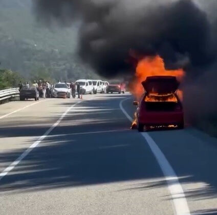 Ölümden döndüler! Seyir halindeki araç alev topuna döndü - 1. Resim