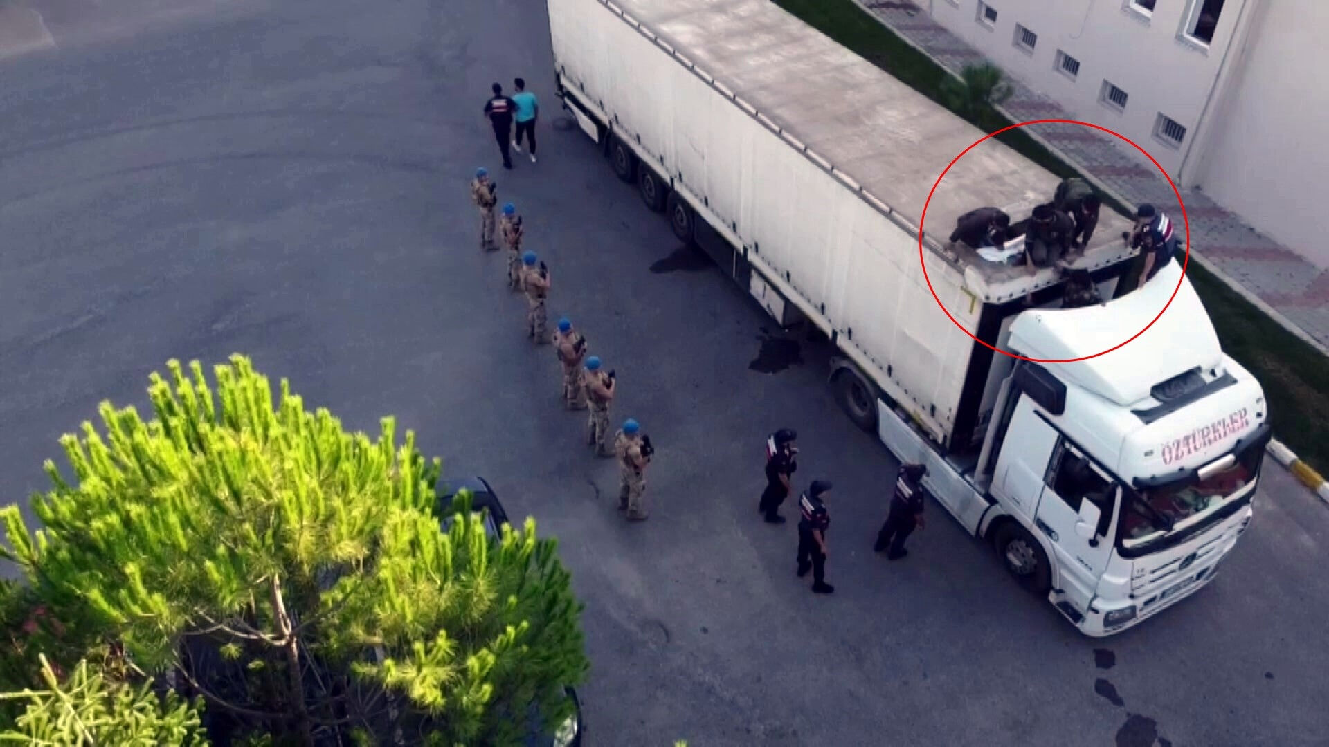 Van'dan yola çıkılar! Göçmen kaçağı dolu tır İstanbul'a ulaşmadan durduruldu - 1. Resim