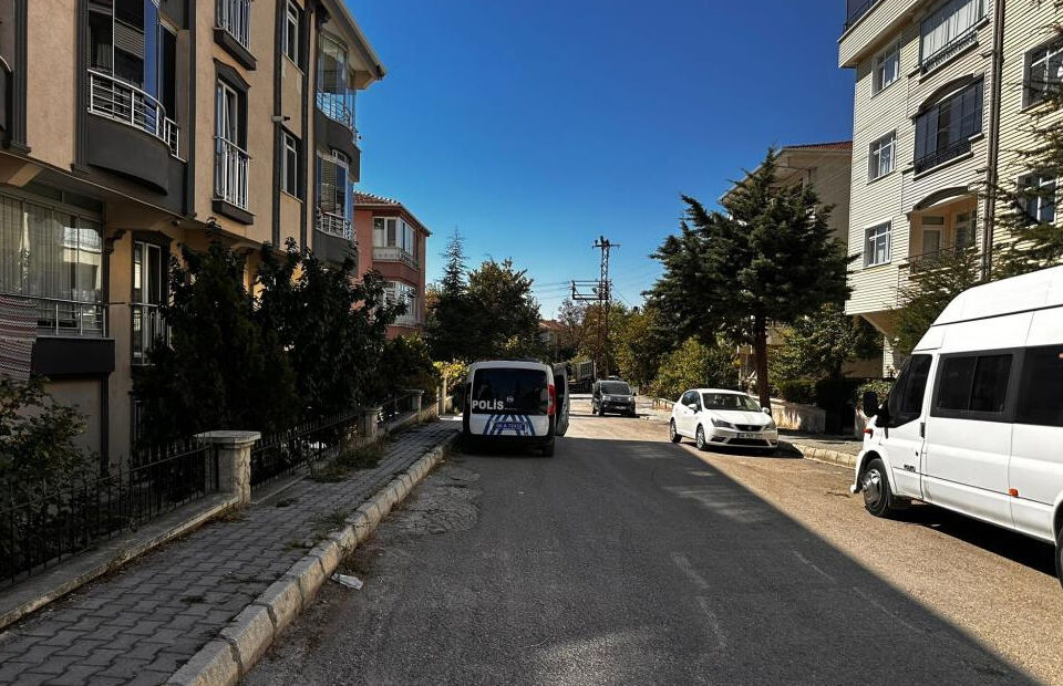 Ankara'da halı çırpma kavgası ölümle bitti! Katil olay yerinden kaçıp polise gitti Ankara'da halı çırpma kavgası ölümle bitti! Katil olay yerinden kaçıp polise gitti - 1. Resim