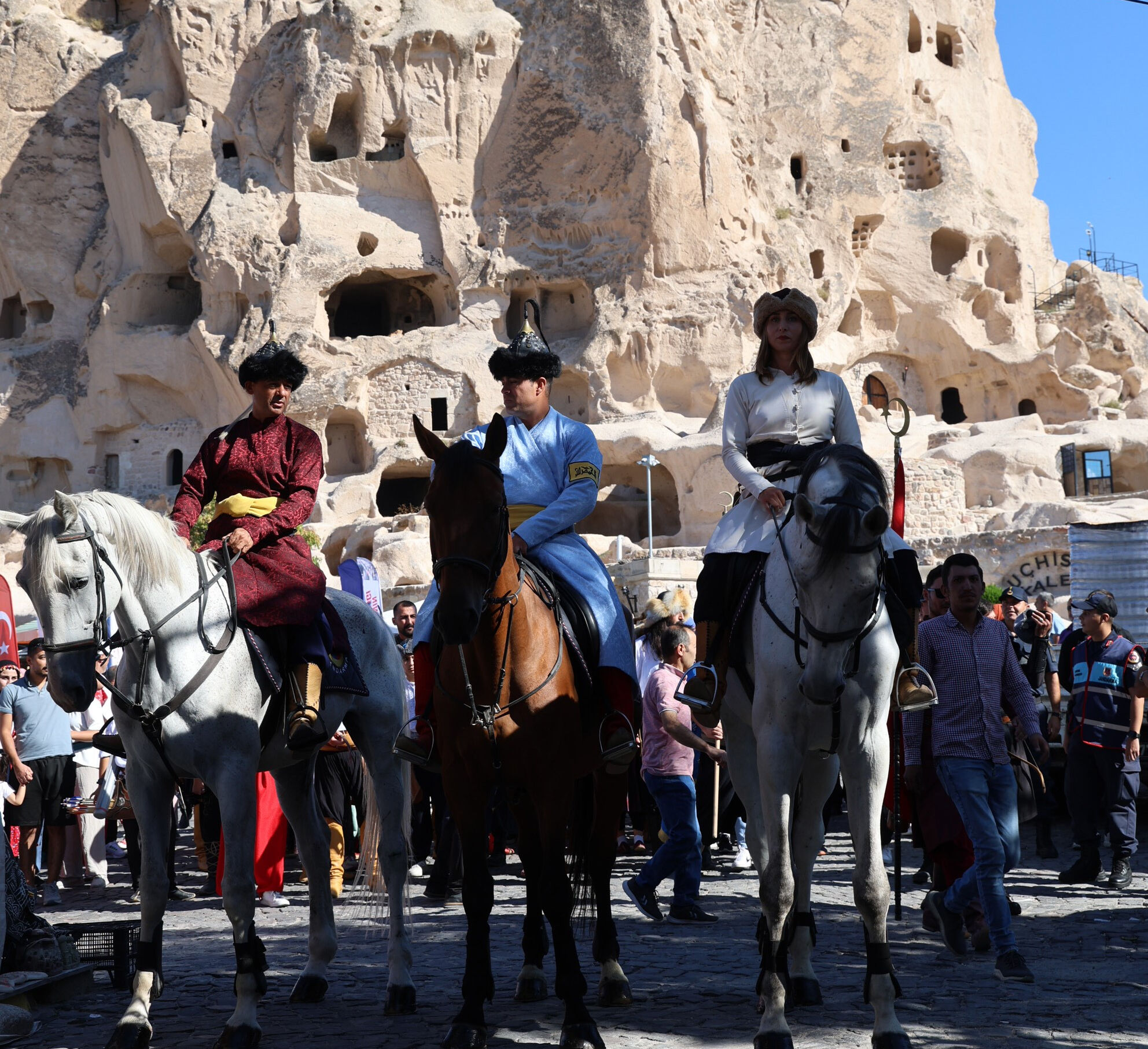 Kapadokya'da yaylar gerildi, oklar atıldı! Peribacalarındaki festivale yoğun ilgi Kapadokya'da yaylar gerildi, oklar atıldı! Peribacalarındaki festivale yoğun ilgi - 2. Resim