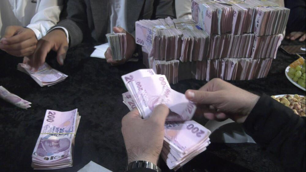 Kocaeli'deki Celali aşiretinin düğününde geline kilolarca altın takıldı Kocaeli'deki Celali aşiretinin düğününde geline kilolarca altın takıldı - 1. Resim