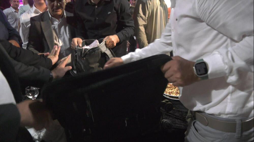 Kocaeli'deki Celali aşiretinin düğününde geline kilolarca altın takıldı Kocaeli'deki Celali aşiretinin düğününde geline kilolarca altın takıldı - 3. Resim