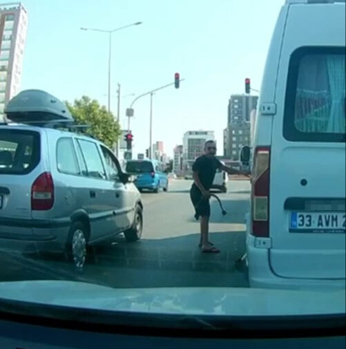 Minibüs şoförünün halatlı saldırısı pes dedirtti! Mersin'deki trafik magandası böyle görüntülendi - 1. Resim